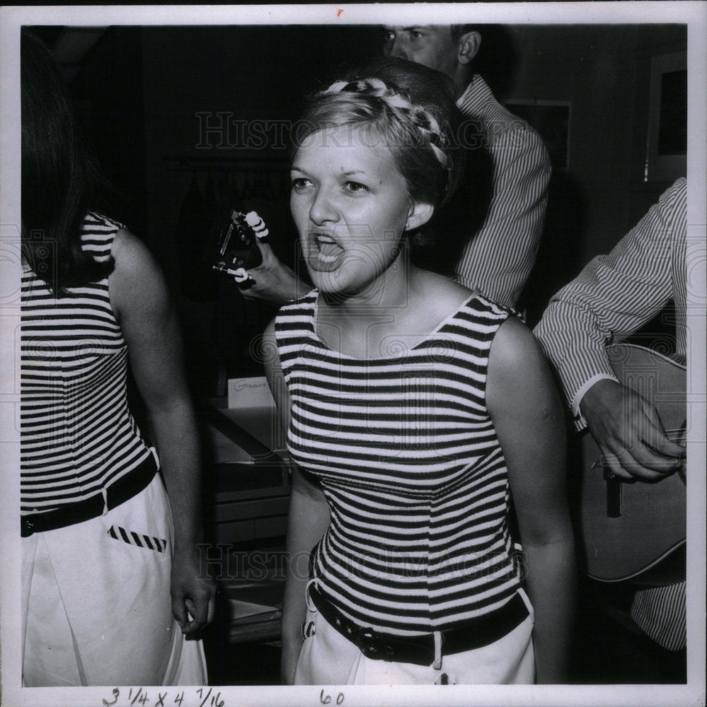 1966 Press Photo Shirley McCauley attend party fashion - Historic Images