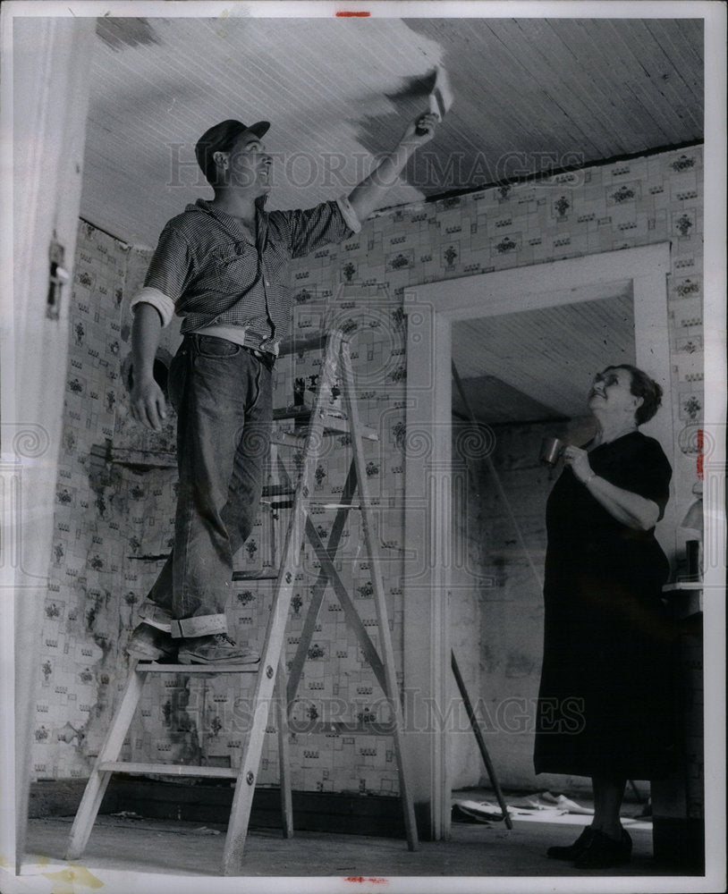 1955 Press Photo Family Decorating Old People - Historic Images