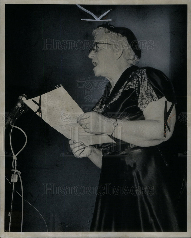 1959 Press Photo Mrs Walter Herbon Of Herrmann Gardens - Historic Images