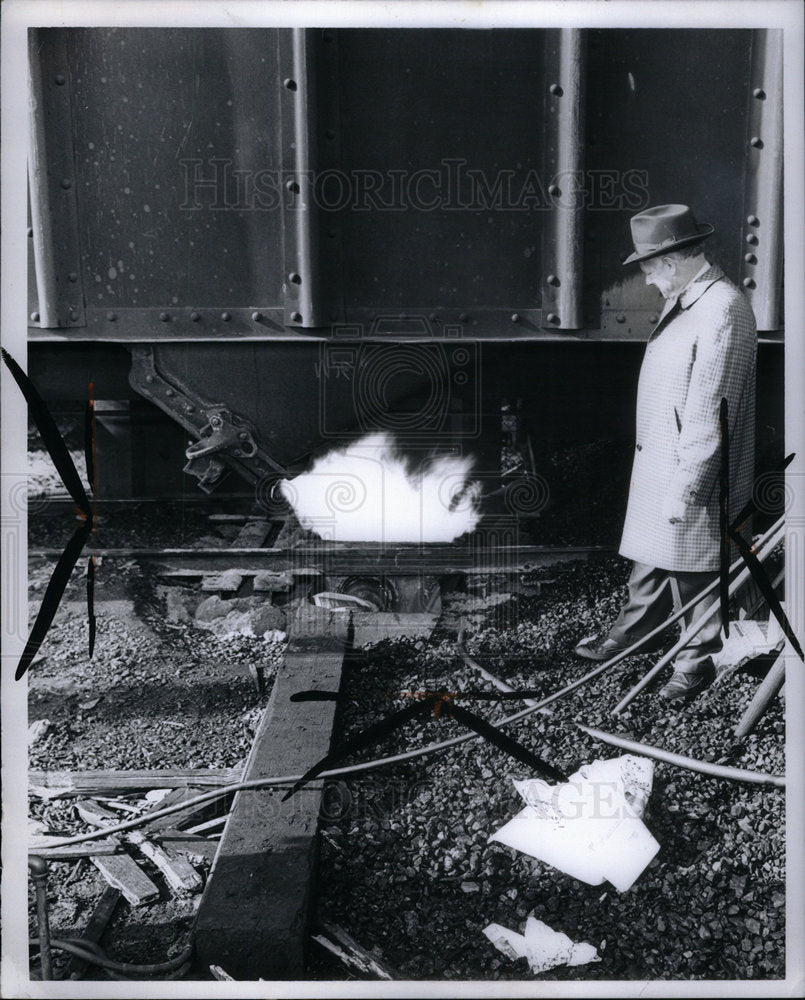 1972 Press Photo Harold Mistele Coal Hopper Defroster - Historic Images