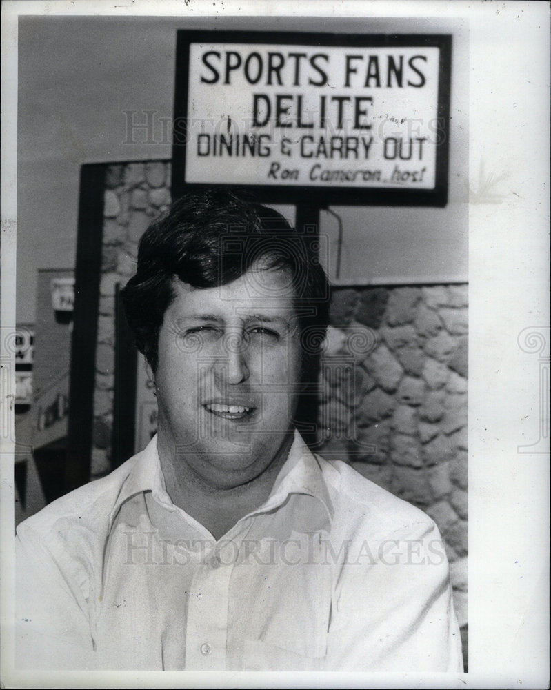 1981 Press Photo Ron Cameron & Sports Fans Delite - Historic Images
