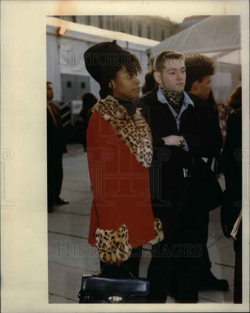 1992 Press Photo Fashion followers leopard rail Paris - Historic Images