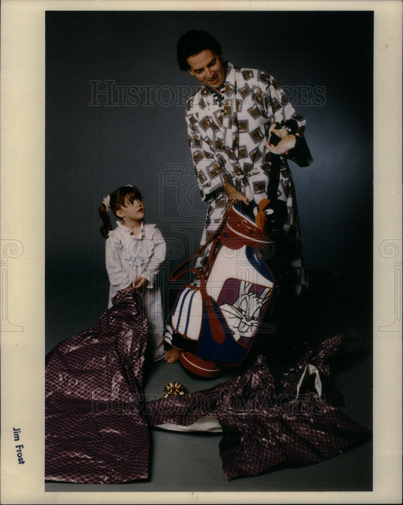 1993 Press Photo Dad Cotton Robe Feature Frame Golf Sce - Historic Images