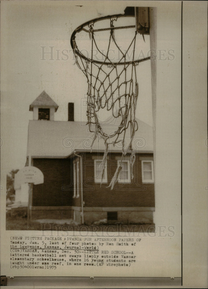 1975 Press Photo Tattered basketball net Vassar school - Historic Images