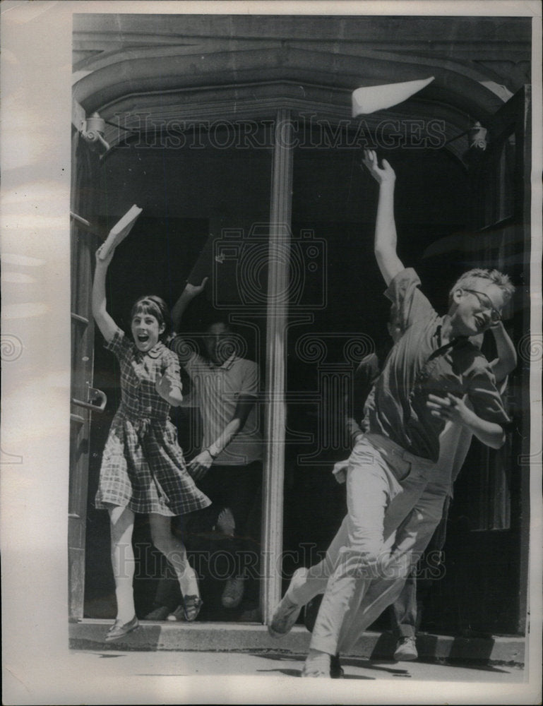 1965 Press Photo Schools&#39;s out for summer - Historic Images