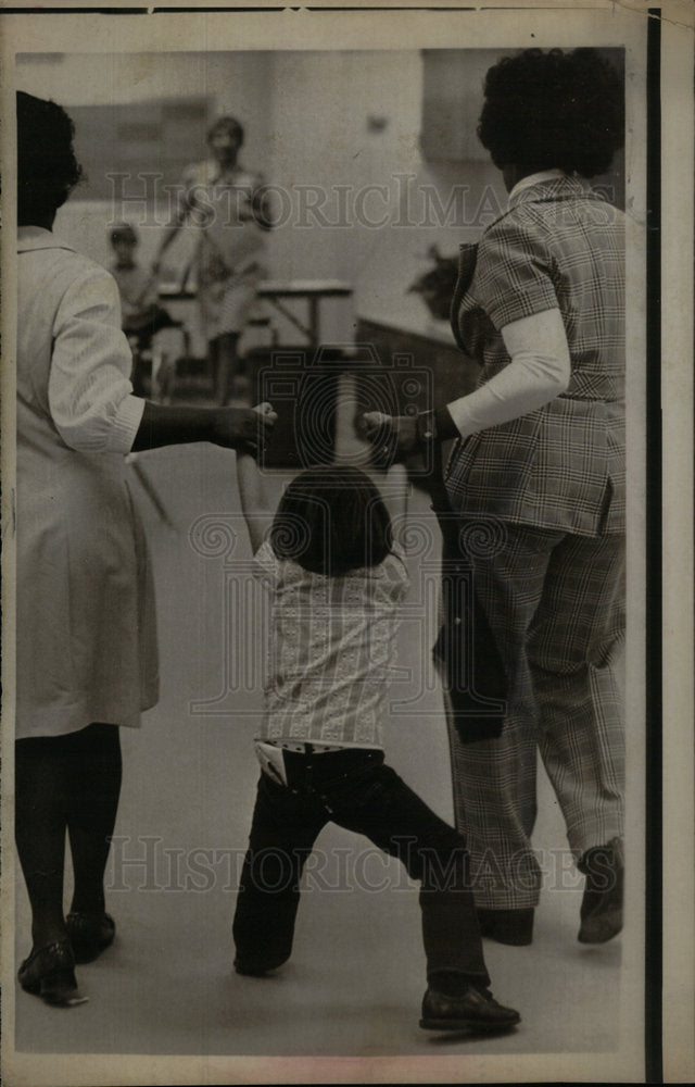 1973 Press Photo Gary Alioto Drags Feet On First Day - Historic Images