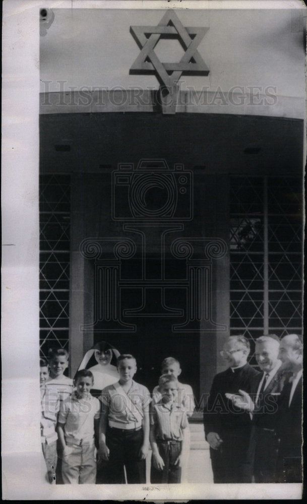 1958 Press Photo Catholic School Syngogo James Catholic - Historic Images