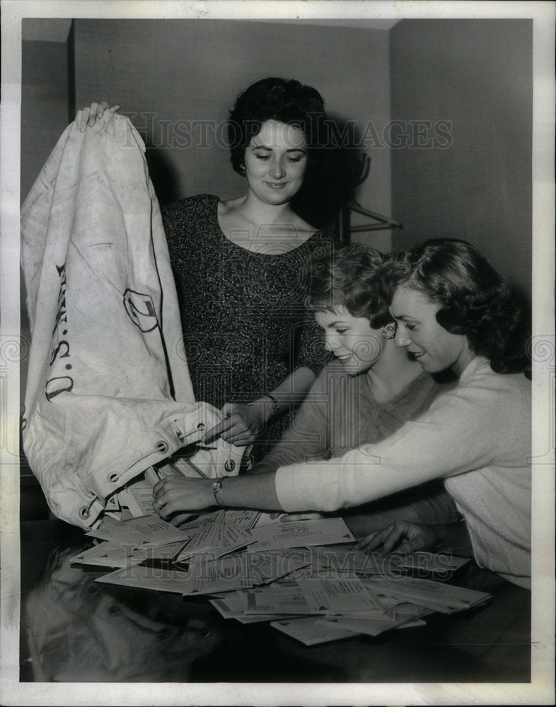 1960 Press Photo Bank Tellings Incoming Mail Savings - Historic Images