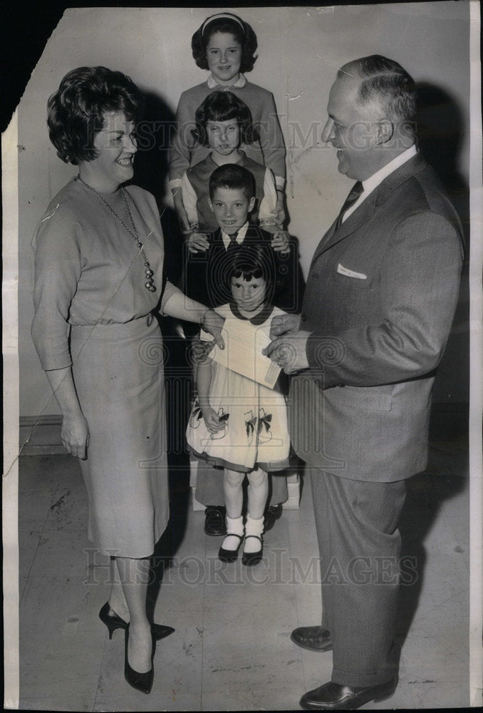 1962 Press Photo Mrs Betty Hun Education Bonds children - Historic Images