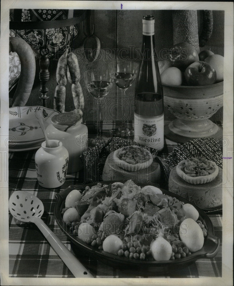 1976 Press Photo Potatoes Sausages Food Preparation - Historic Images