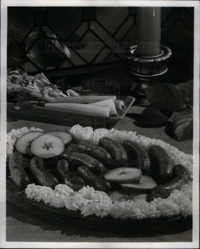 1980 Press Photo Oktoberfest Bratwurst Snowballs - Historic Images