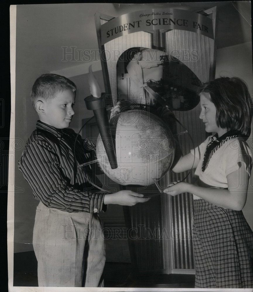 1958 Press Photo Tommy Hill Students Science Fair Mich - Historic Images