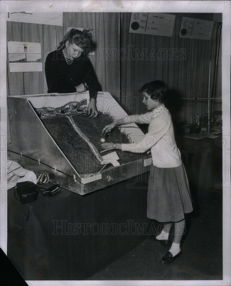 1958 Press Photo Carol Hemzacek Jane Reck Science Fair - Historic Images