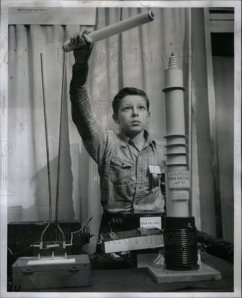 1958 Press Photo Loren Woodrum At The Science Fair - Historic Images