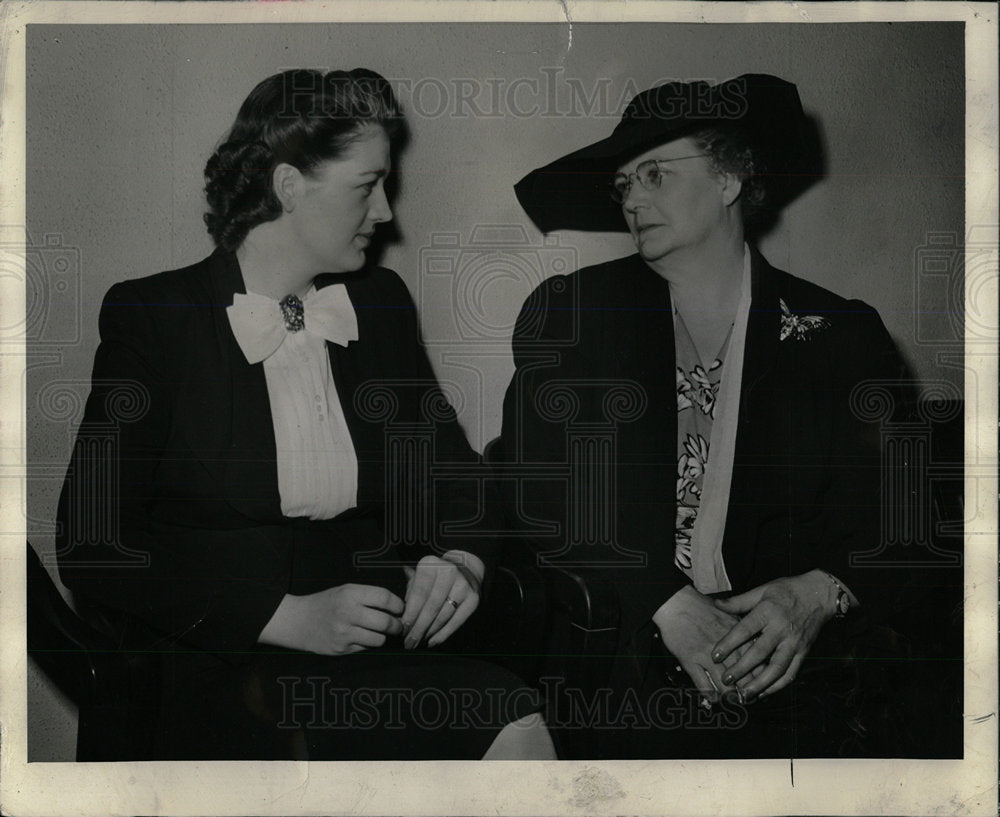 1943 Press Photo Bernice Williams Mrs Anna emotions - Historic Images