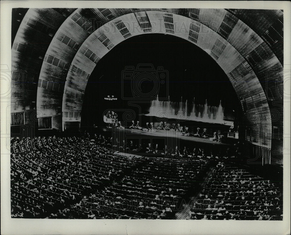 Press Photo Crowd attend show Radio City Music Hall - Historic Images