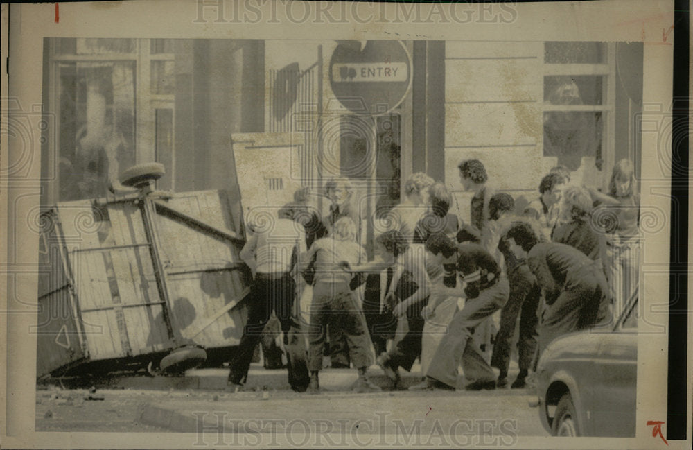 1975 Press Photo Protestant Catholic Fight Soldier Mich - Historic Images