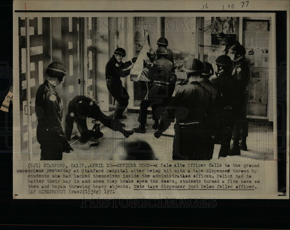 1976 Press Photo Pale Alto Officer Stanford Hospital - Historic Images