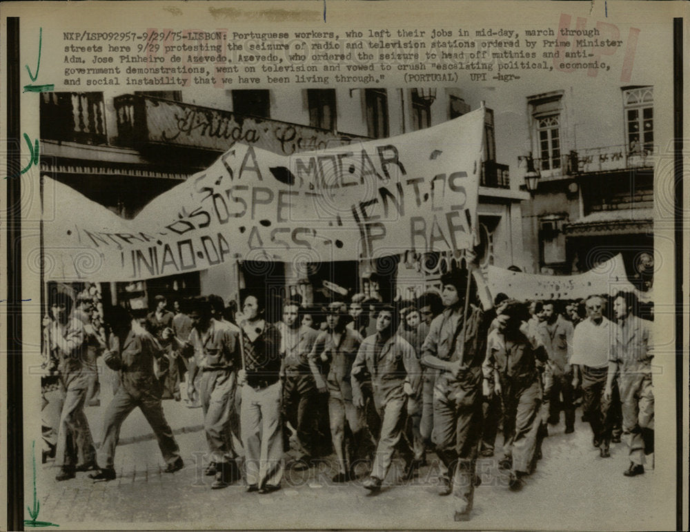 1975 Press Photo Portuguese Workers March Prime Jose - Historic Images