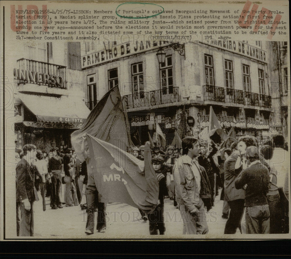 1975 Press Photo Riots Demonstrators Lisbon Portugal - Historic Images