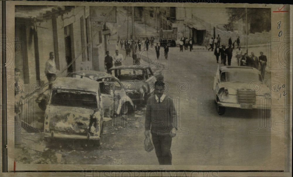 1970 Press Photo RESIDENTS OF AMMAN WALK DOWN - Historic Images