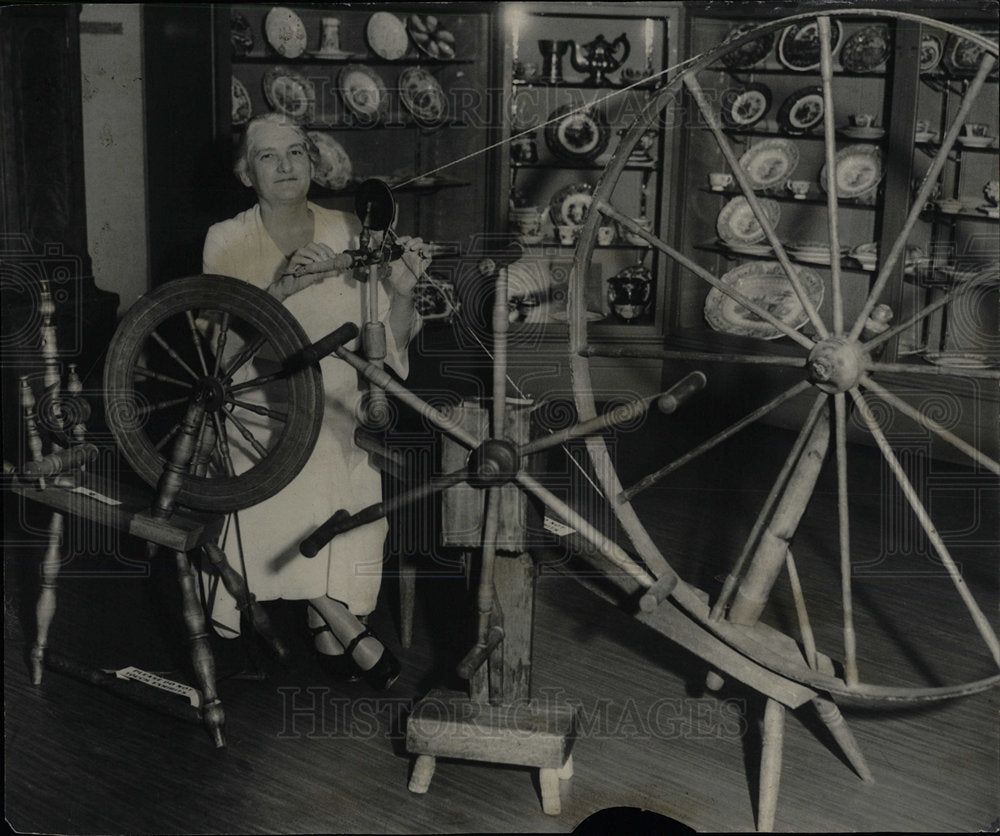 1934 Press Photo Old Spinning Wheel Denver Art Museum - Historic Images