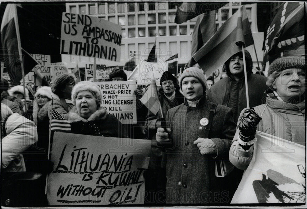 1991 Press Photo Lithuania Protest Daley Center Plaza - Historic Images