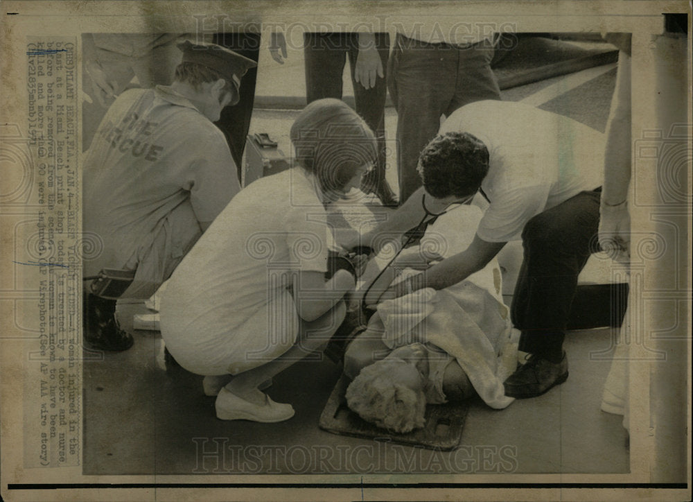 1971 Press Photo Women Injured blast Miami Beach - Historic Images