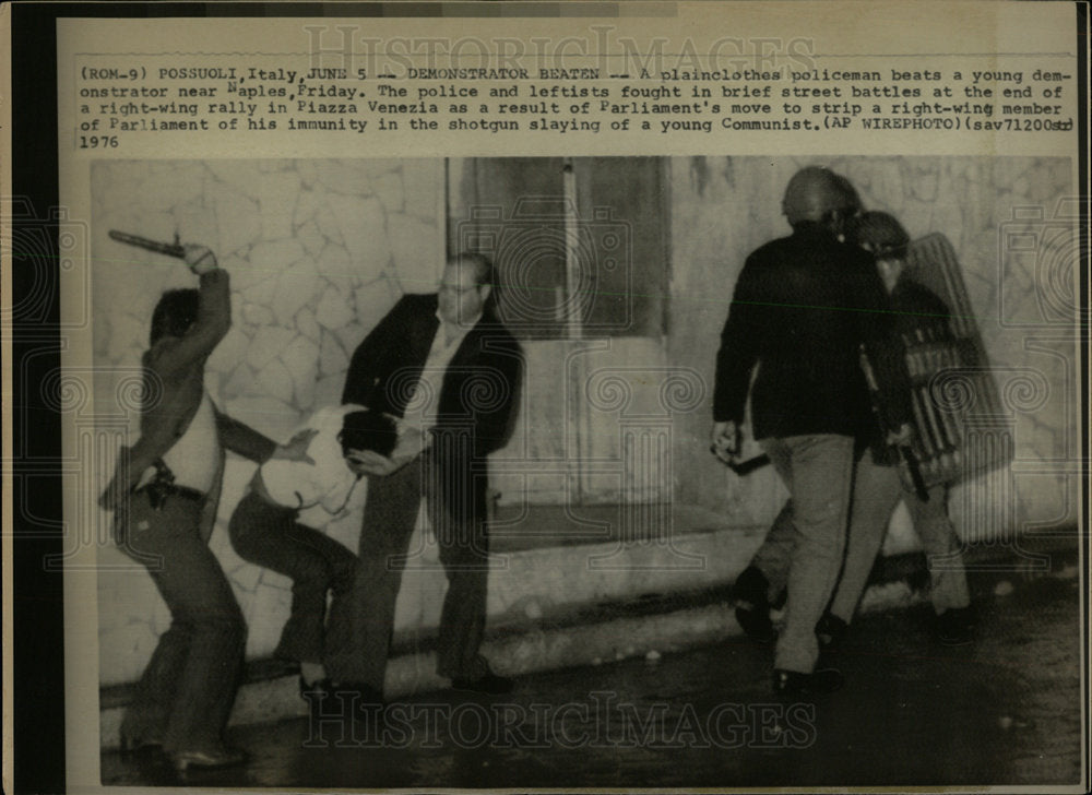 1976 Press Photo Plainclothes Ploiceman Piazza Venezia - Historic Images