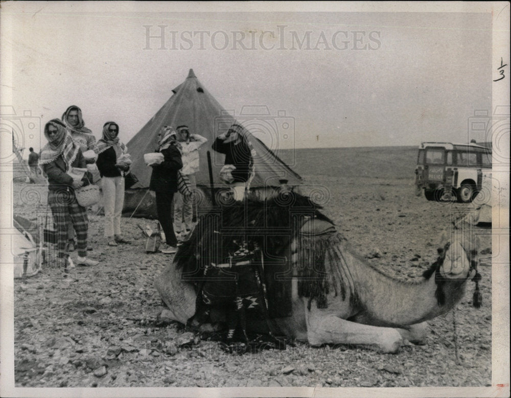 1967 Press Photo Kaffiyeh Headdress Box Lunches Ride - Historic Images