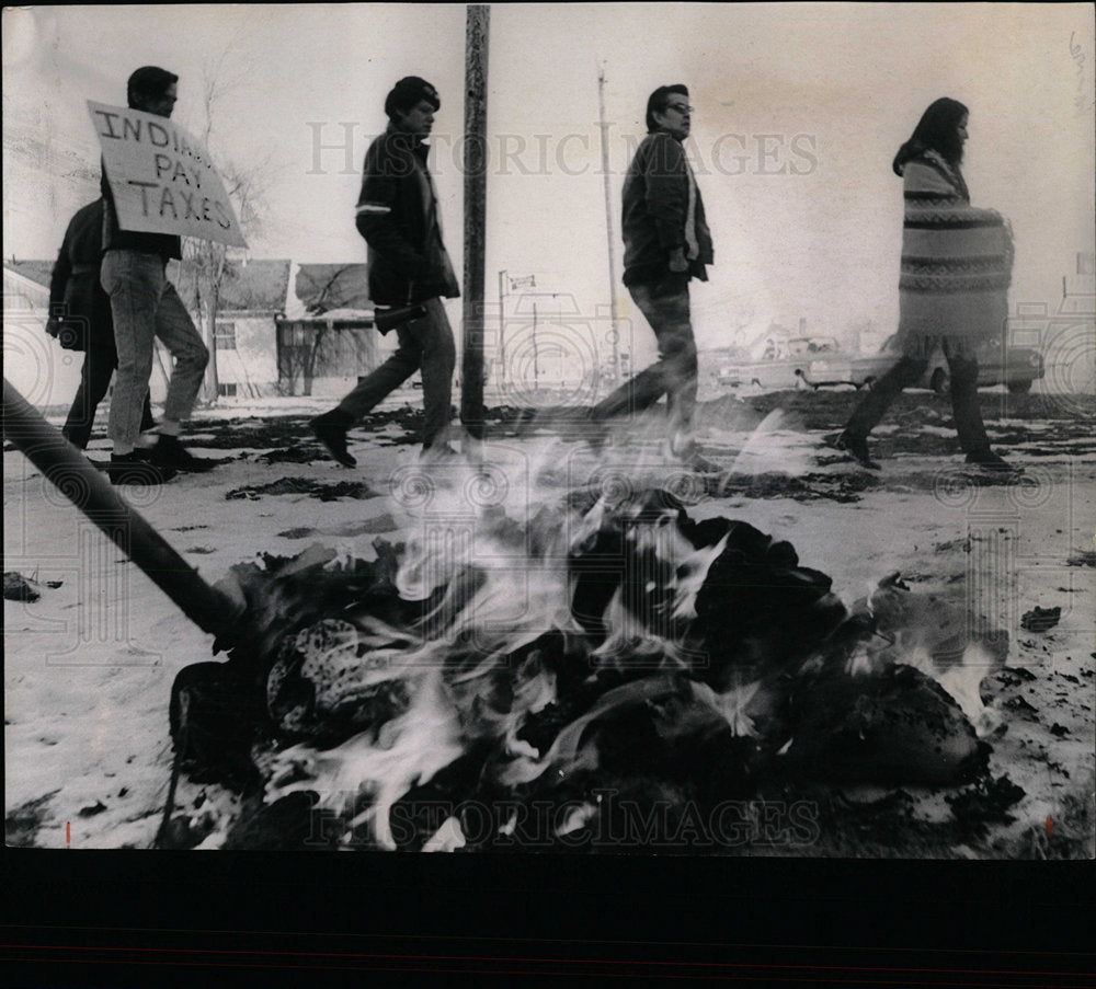 1970 Press Photo Burning Foreground Effigy Commissioner - Historic Images