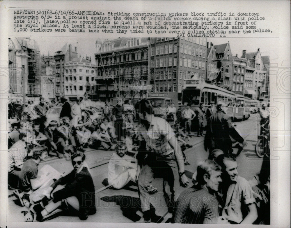 1966 Press Photo Workers Block Downtown Amsterdam - Historic Images