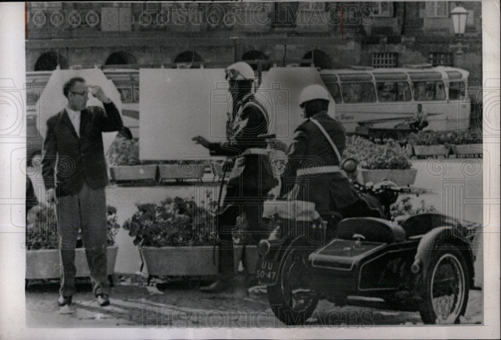 1966 Press Photo two policemen Dam Square Amsterdam - Historic Images