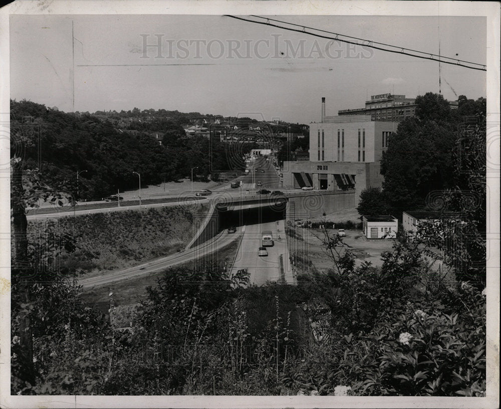 1953 Press Photo Traffic Beneath Squirrel Hill - Historic Images