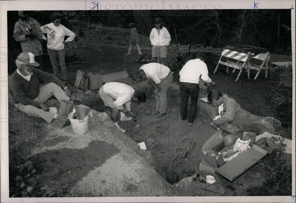 1989 Press Photo Packer Bones Massacre Site Removed - Historic Images