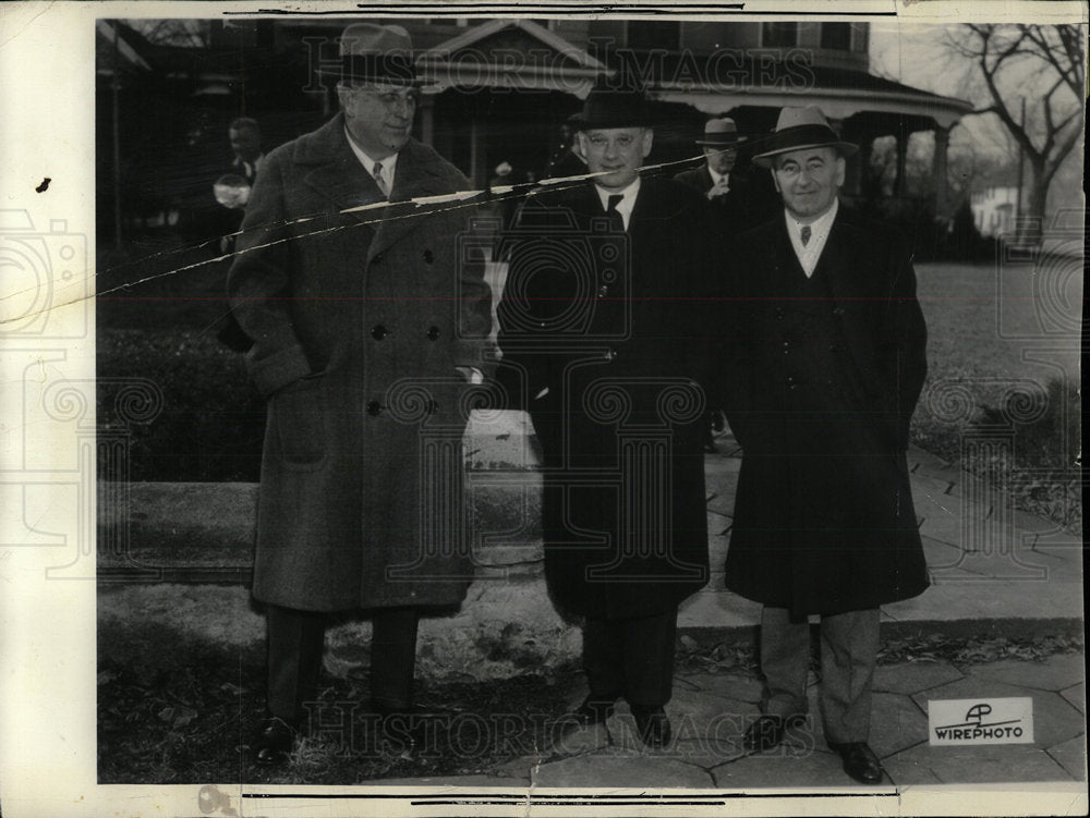 1935 Press Photo Company at home of Governor Landon - Historic Images