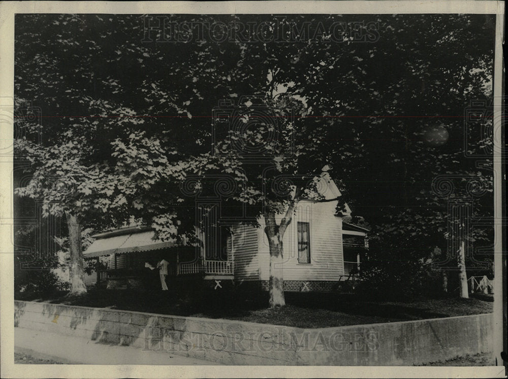 Press Photo Remains Laid on the lawn of Richard Rogers - Historic Images