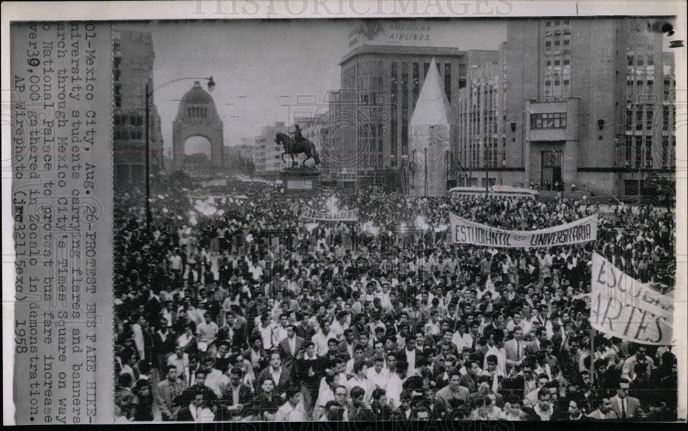 1958 Press Photo MEXICO CITY&#39;S TIMES SQUARE BUS FARE - Historic Images