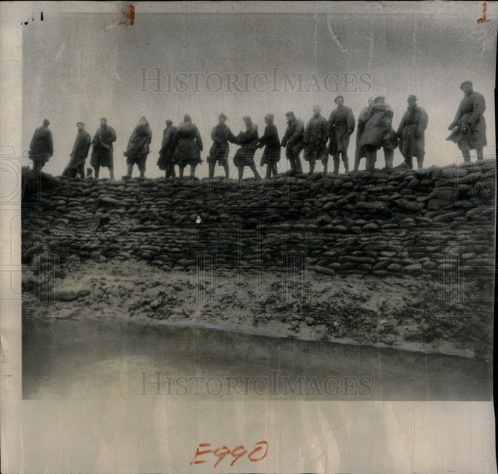 1953 Press Photo Soldiers Sandbag Canvay Island - Historic Images