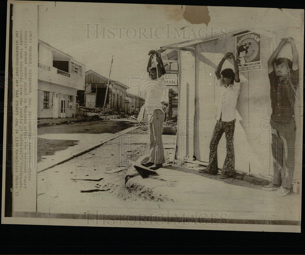 1972 Press Photo Three Managua Looters Caught Stealing - Historic Images