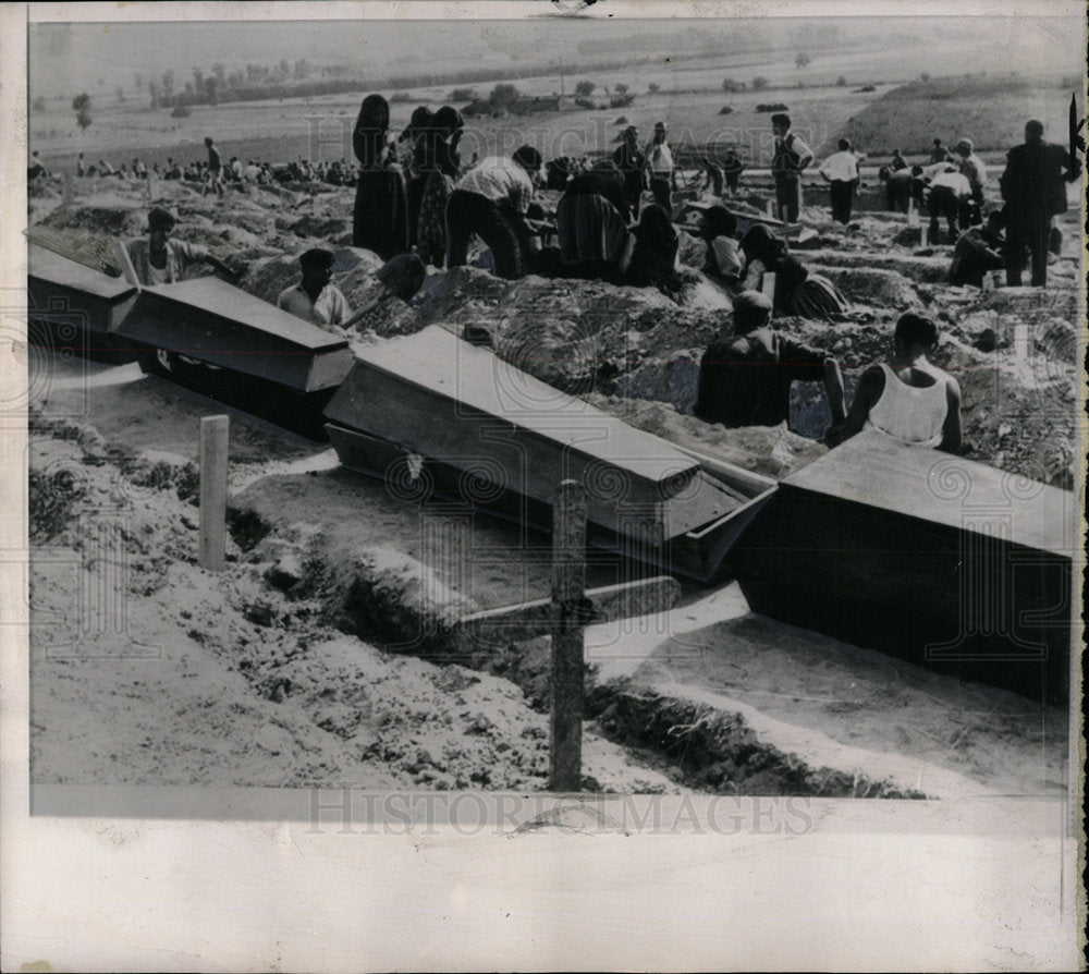 1963 Press Photo Earthquake Graves Skopje Yugoslavia - Historic Images