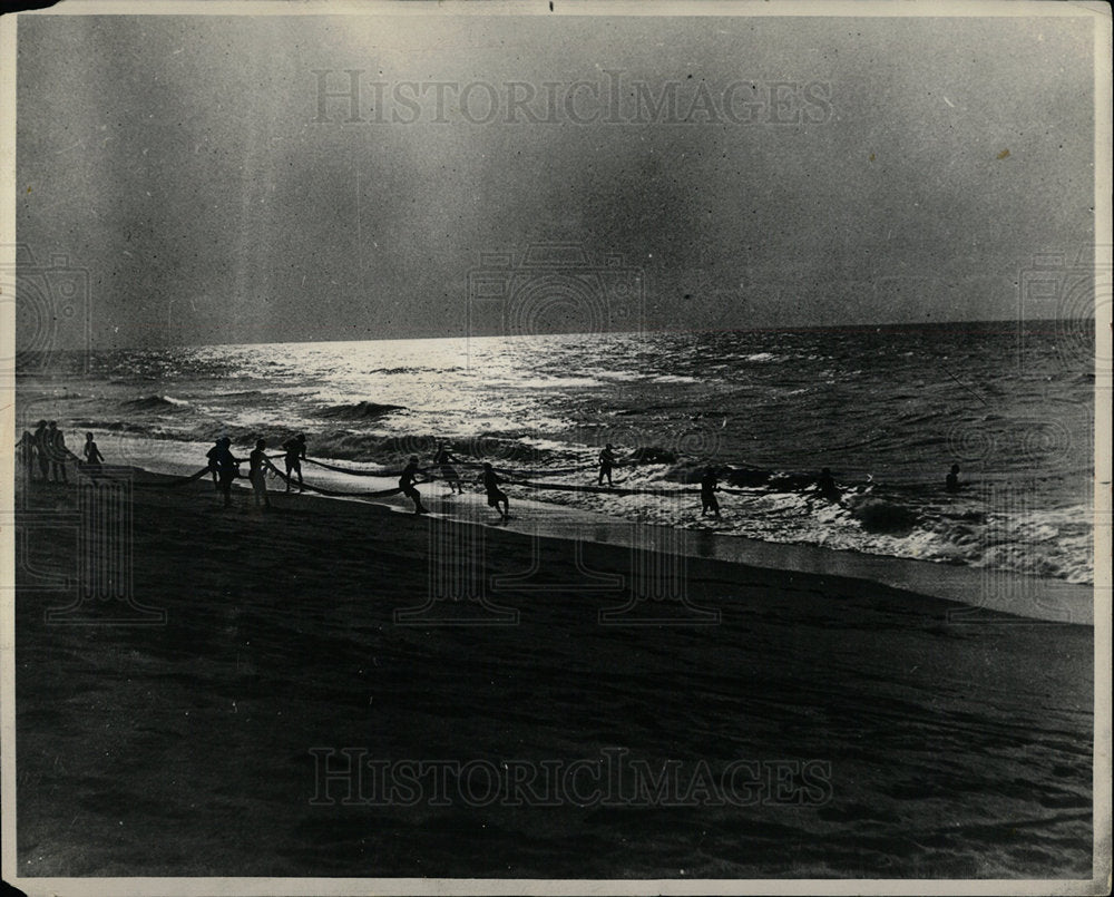 1943 Press Photo Fishing On The Slave Coast At Dusk - Historic Images