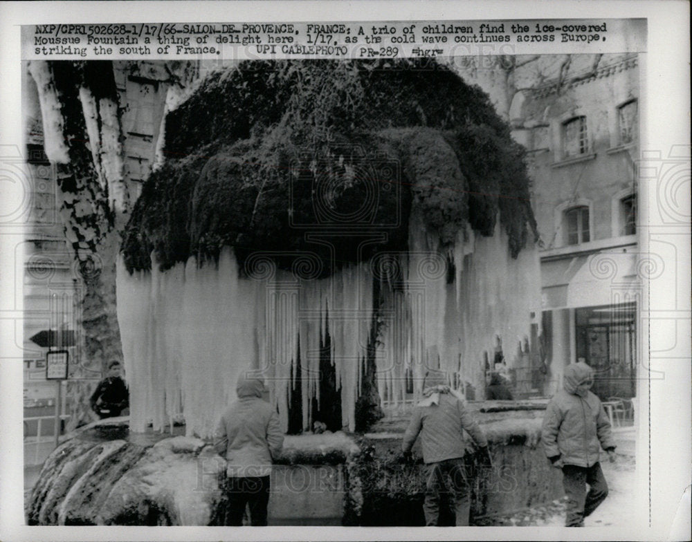 1966 Press Photo Ice-Covered Moussue Fountain Delight - Historic Images