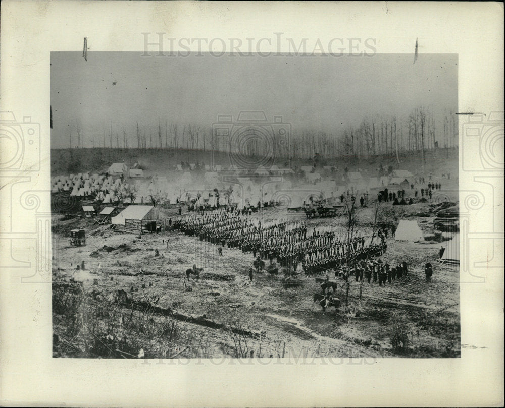 1961 Press Photo Urban Soldiers Drill - Historic Images