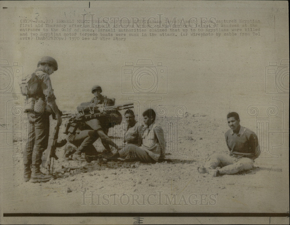 1970 Press Photo Israeli Medic Gives Egyption First Aid - Historic Images