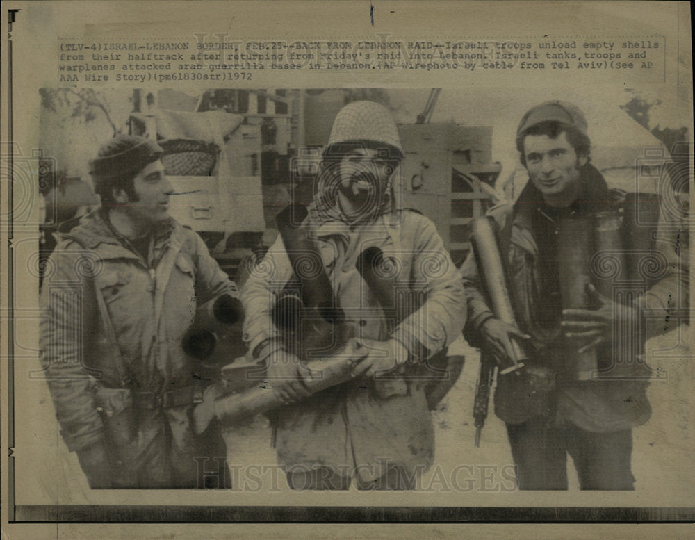 1972 Press Photo Israeli Troops Unload Raid Shells - Historic Images