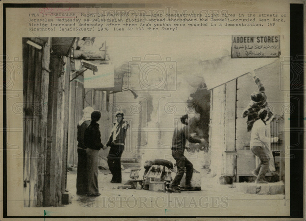1976 Press Photo Arab Demonstrators Light Fires - Historic Images