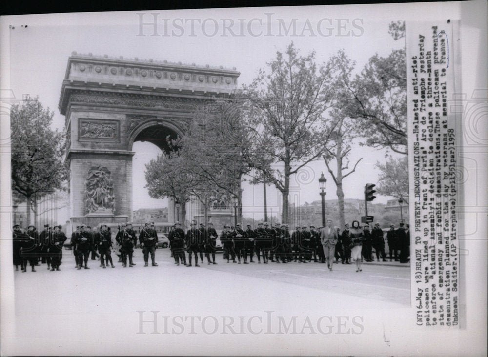 1958 Press Photo Anti-Riot Policemen at Arc de Triomphe - Historic Images