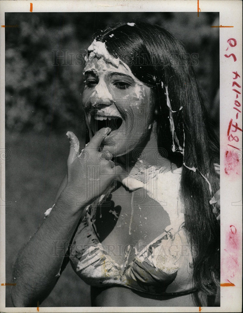 1972 Press Photo Miss Florida Teenager Pie Throwing - Historic Images