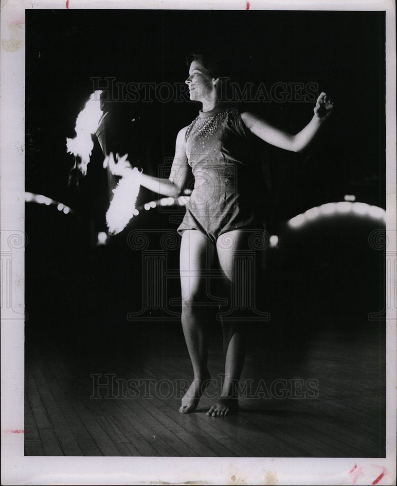 Press Photo Ann Williams blazing baton - Historic Images